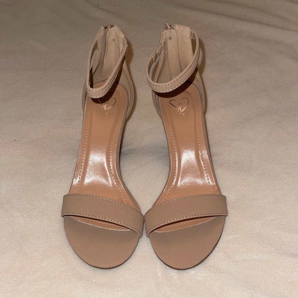 Nude/Tan heels